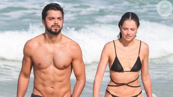 Rodrigo Simas e Agatha Moreira são flagrados em clima íntimo em praia no Rio de Janeiro e protagonizam beijão