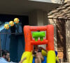 Festa do filho do Neymar também contou com um tobogã inflável com água para as crianças, onde Bruna Biancardi se divertiu muito