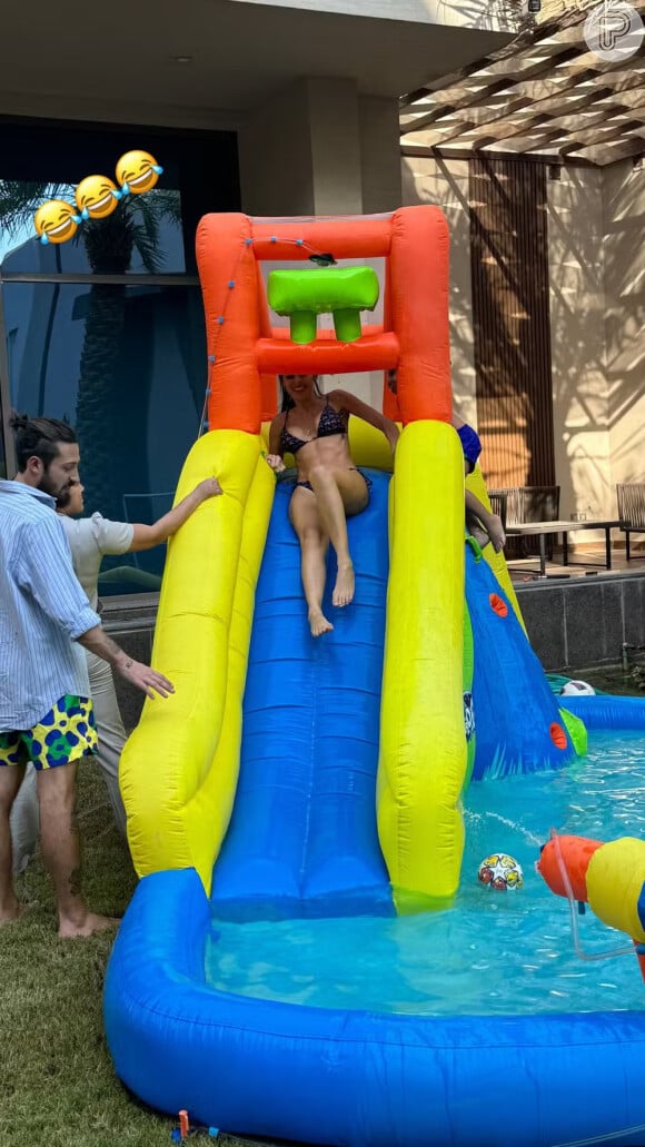 Festa do filho do Neymar também contou com um tobogã inflável com água para as crianças, onde Bruna Biancardi se divertiu muito