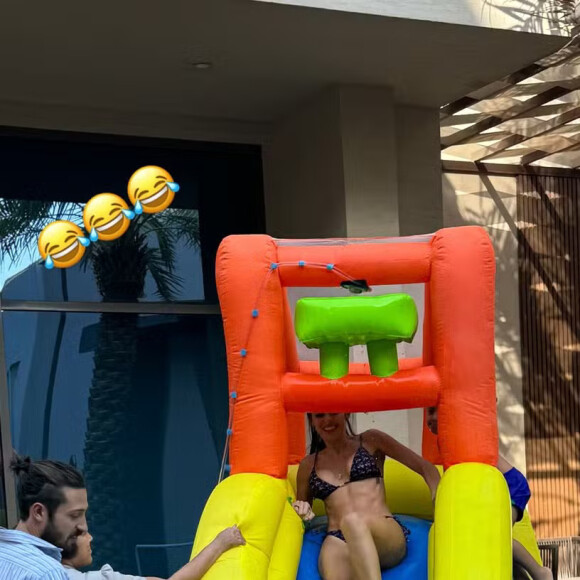 Festa do filho do Neymar também contou com um tobogã inflável com água para as crianças, onde Bruna Biancardi se divertiu muito