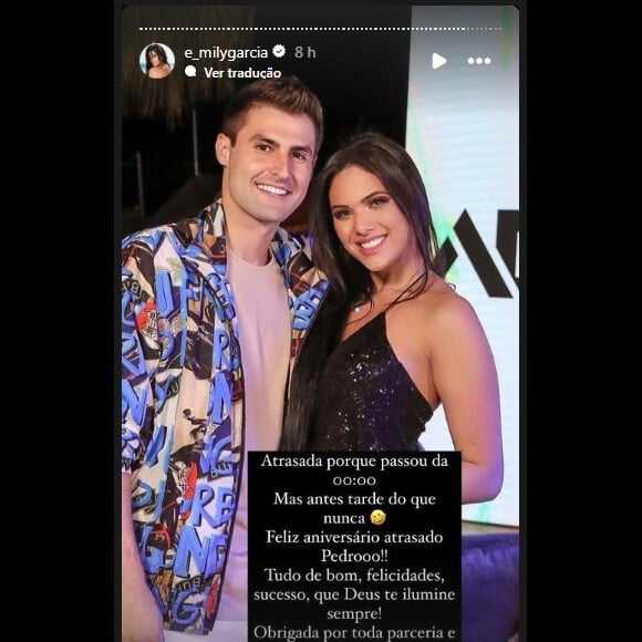 Coincidentemente (ou não), exatamente em seguida, Emily Garcia postou uma foto para dar feliz aniversário a Rezende, que completou 28 anos neste sábado (24)