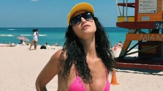 Débora Nascimento posa de biquíni em 'home office dos sonhos' e encanta com barriga chapada em foto