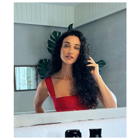 Só de biquíni, Débora Nascimento valorizou sua barriga sarada e corpo definido no clique