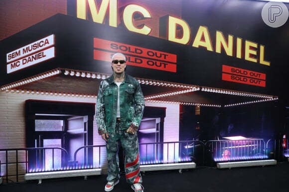 MC Daniel apostou num look verde com jaqueta e calça numa vibe mais streetwear para curtir a noite.