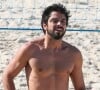 Rodrigo Simas mostra corpo sarado na praia com Agatha Moreira e virilha lisinha do ator rouba a cena