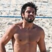 Rodrigo Simas exibe corpo definido em dia de praia com Agatha Moreira e deixa escapar virilha lisinha em fotos. Veja!