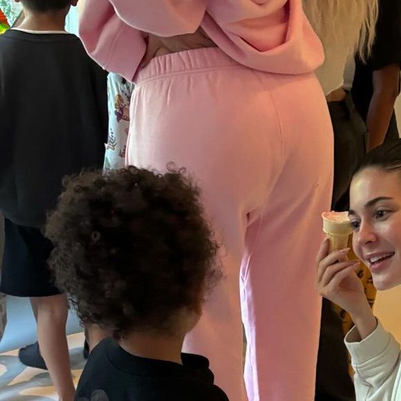 Lábio fino de Kylie Jenner foi destacado nesta foto com o filho mais novo, de 2 anos