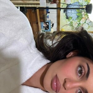 Em um carrossel de fotos postado no Instagram, Kylie Jenner mostrou sua beleza e impressionou ao destacar lábios mais finos