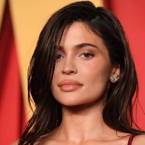 Kylie Jenner, atualmente uma das pessoas mais seguidas do Instagram, se destaca pelos lábios volumosos