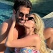 Adeus, flacidez! Bárbara Evans, de biquíni, beija muito o marido e exibe barriga chapada após plásticas: 'Xerox da mãe'