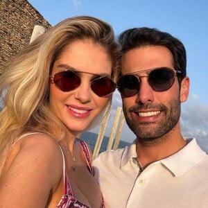 Bárbara Evans passou os últimos dias viajando para um resort no Alagoas acompanhada do marido Gustavo Theodoro