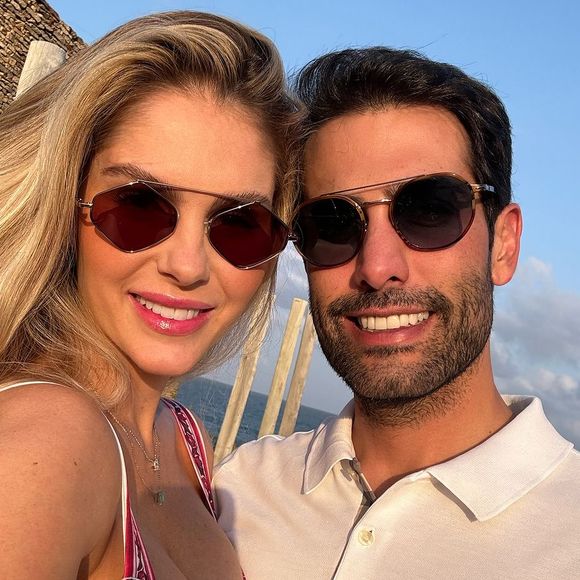 Bárbara Evans passou os últimos dias viajando para um resort no Alagoas acompanhada do marido Gustavo Theodoro