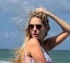 Bárbara Evans destacou muito seu bumbum turbinado e uma barriga chapada