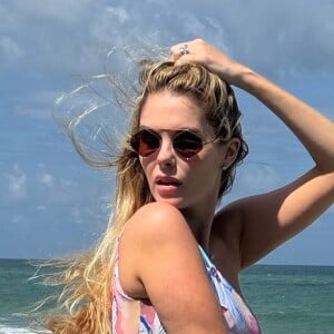 Bárbara Evans destacou muito seu bumbum turbinado e uma barriga chapada