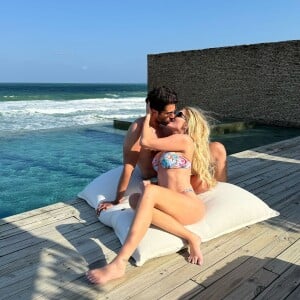 Bárbara Evans beijou muito o marido nas fotos, agradecendo pelos dias passados ao seu lado