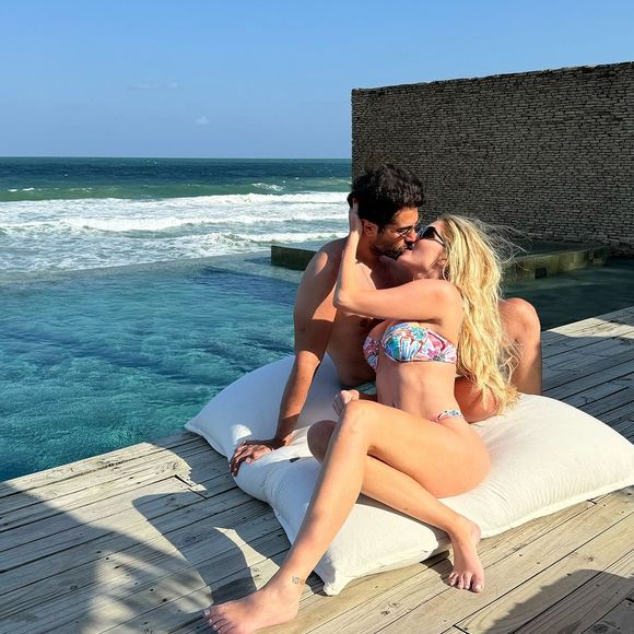 Bárbara Evans beijou muito o marido nas fotos, agradecendo pelos dias passados ao seu lado