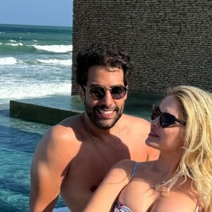 Em novas fotos, Bárbara Evans valorizou suas curvas e surpreendeu ao mostrar seu abdômen sarado pós-cirurgia