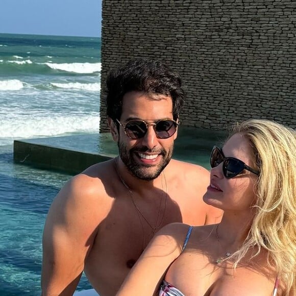 Em novas fotos, Bárbara Evans valorizou suas curvas e surpreendeu ao mostrar seu abdômen sarado pós-cirurgia