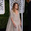 Jennifer Lopez vai com um superdecote em um modelito Zuhair Murad no Globo de Ouro 2015