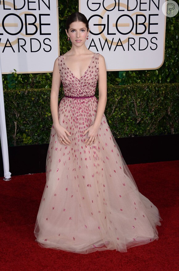 Anna Kendrick escolheu um vestdio decotado superromântico para ir ao Globo de Ouro 2015