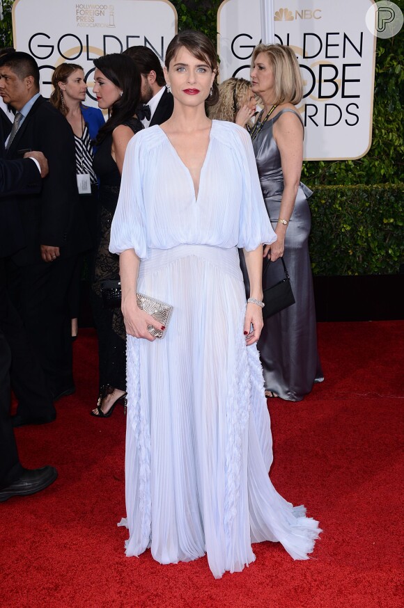 Amanda Peet preferiu um decote mais discreto para o Globo de Ouro 2015