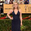 Amy Poehler investe em decote profundo no vestido Jenny Packham no Screen Actors Guild Awards 2015