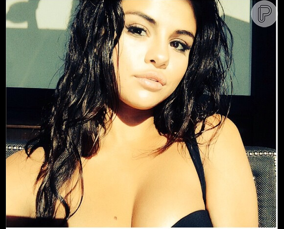 Selena Gomez impressionou os seguidores ao publicar uma foto com um superdecote no Instagram
