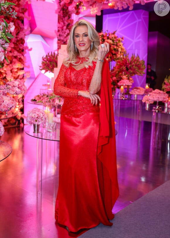 Avó de Rafaella Justus, Helô Pinheiro apostou em vestido vermelho, se aproximando da cor rosa do look da neta