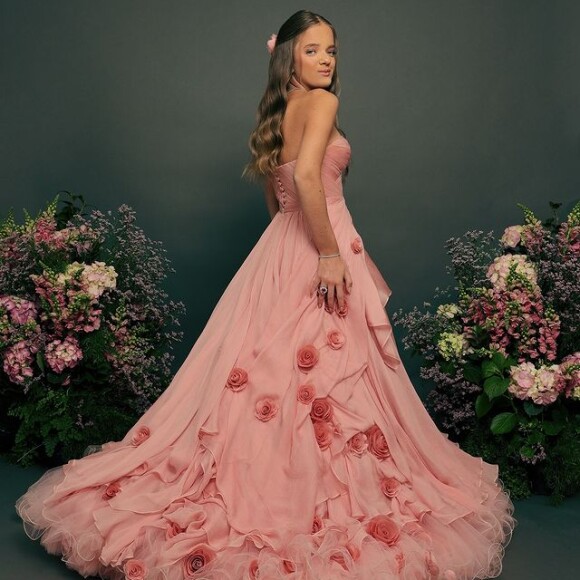 Rafaella Justus elegeu um vestido cor-de-rosa para a comemoração