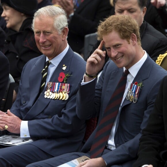 Harry, nesse seu momento de 'reabilitação', pode estar tentando chegar cada vez mais perto de seus familiares, para reparar os erros do passado e ganhar a confiança novamente, como a do próprio pai, Rei Charles III.