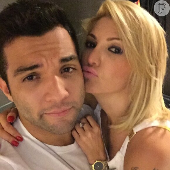 Antonia Fontenelle vai usar coleira com iniciais do namorado no Carnaval: 'R$ 150 mil'