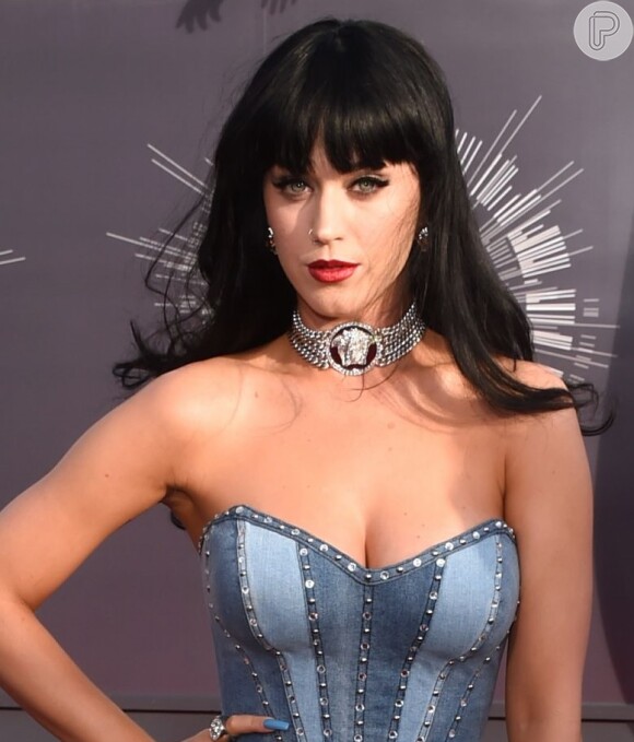 Coleira de Antonia Fontenelle para o Carnaval é inspirada na peça que Katy Perry usou no VMA 2014
