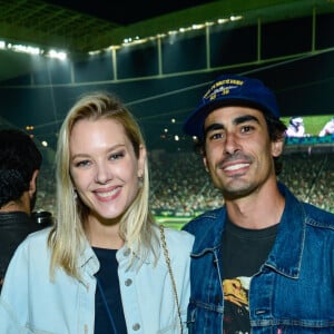 Gianne Albertoni e o skateboarder Ricardo Dexter marcam presença em evento