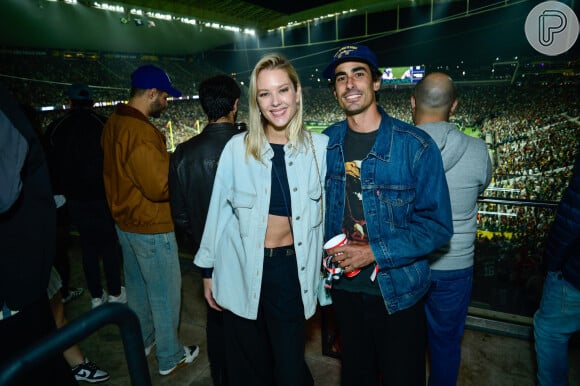 Gianne Albertoni e o skateboarder Ricardo Dexter marcam presença em evento