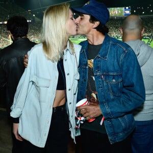 Gianne Albertoni e o skateboarder Ricardo Dexter se beijam em evento