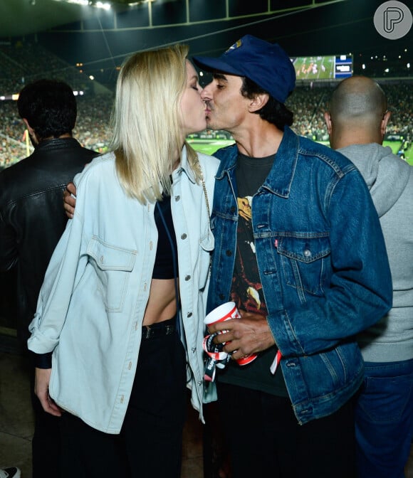 Gianne Albertoni e o skateboarder Ricardo Dexter se beijam em evento