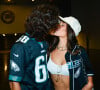 Vanessa Lopes e Lucas Mamede, Sasha Meneghel e João Lucas e mais: casais se beijam muito em jogo da NFL. Fotos!