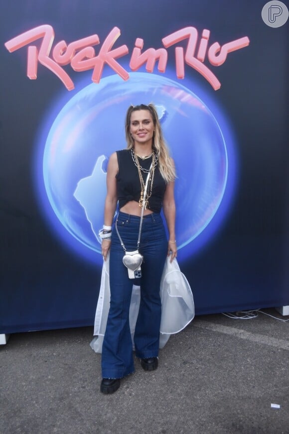 Carolina Dieckmann arrasou nessa escolha de look com uma maquiagem brilhante, bota e calça jeans, perfeita para o Rock in Rio!