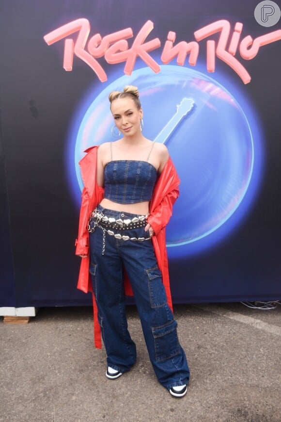 A influenciadora Tata Estaniecki foi de look all jeans e tênis, além de caprichar na maquiagem, perfeita inspiração para curtir o Rock in Rio.