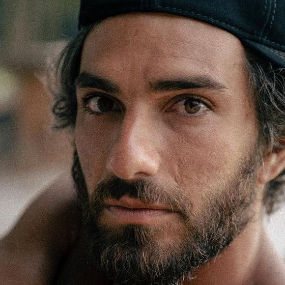 Hugo Moura sempre foi muito discreto nas redes sociais e chegou a ter seu órgão genital exposto por Deborah Secco