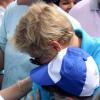 Xuxa abraça crianças durante a passeata