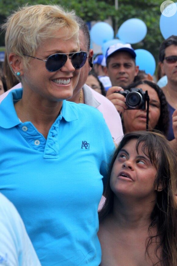 Xuxa, que sempre apoia causas sociais, posa ao lado de crianças deficientes