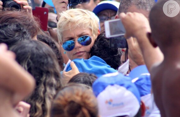 Xuxa participa da passeata Mundo Azul, pela Conscientização do Autismo, no Leblon, na Zona Sul do Rio de Janeiro, em 7 de abril de 2013