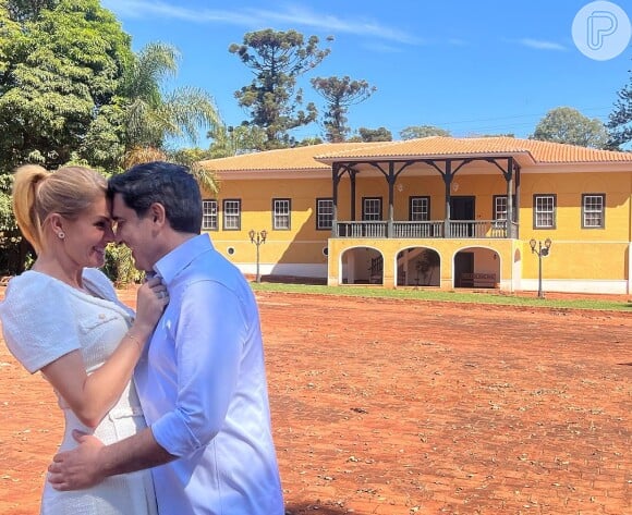 Ana Hickmann e Edu Guedes convidaram 50 pessoas para a oficialização do noivado, que teve um padre e um pastor