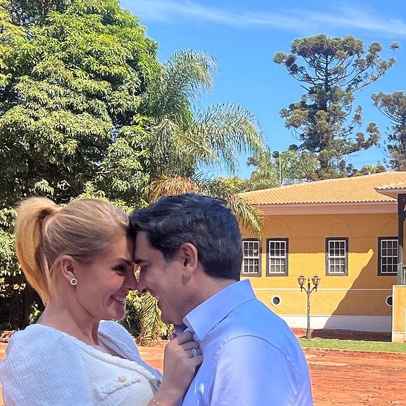 Ana Hickmann e Edu Guedes convidaram 50 pessoas para a oficialização do noivado, que teve um padre e um pastor