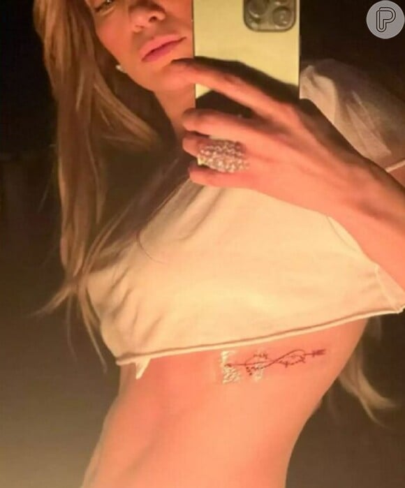 Tatuagem foi feita por Jennifer Lopez no Dia dos Namorados em 2023 e tinha os nomes dos dois com o sinal do infinito em sua costela