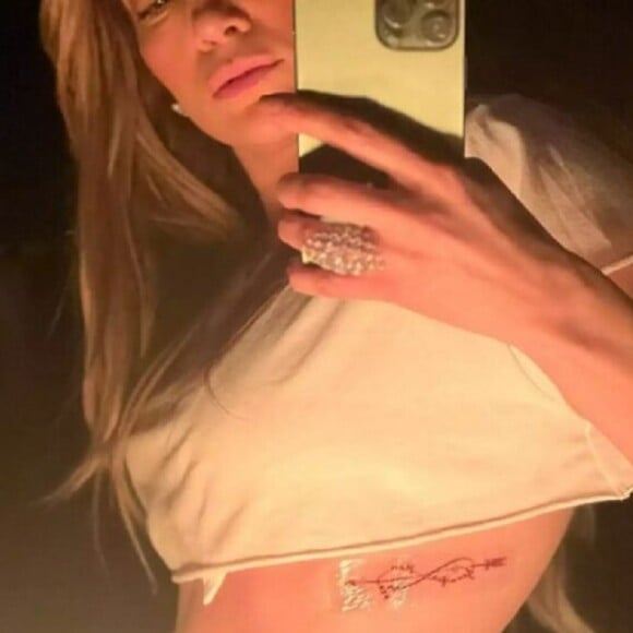 Tatuagem foi feita por Jennifer Lopez no Dia dos Namorados em 2023 e tinha os nomes dos dois com o sinal do infinito em sua costela