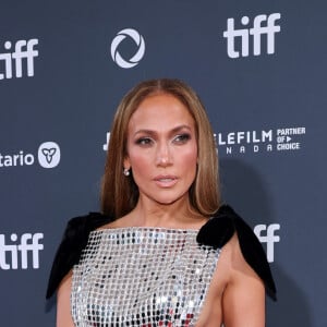 Uma aparição recente de Jennifer Lopez em um evento depertou a curiosidade do público se ela teria removido uma tatuagem feita para o ex-marido