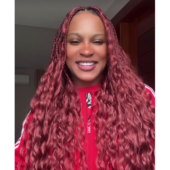 Nesta terça-feira (17), Rebeca Andrade aparceu completamente ruiva em um novo vídeo publicado no Instagram