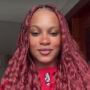 Novo visual de Rebeca Andrade manteve o cabelo grande em tranças, mas radicalizou sua cor